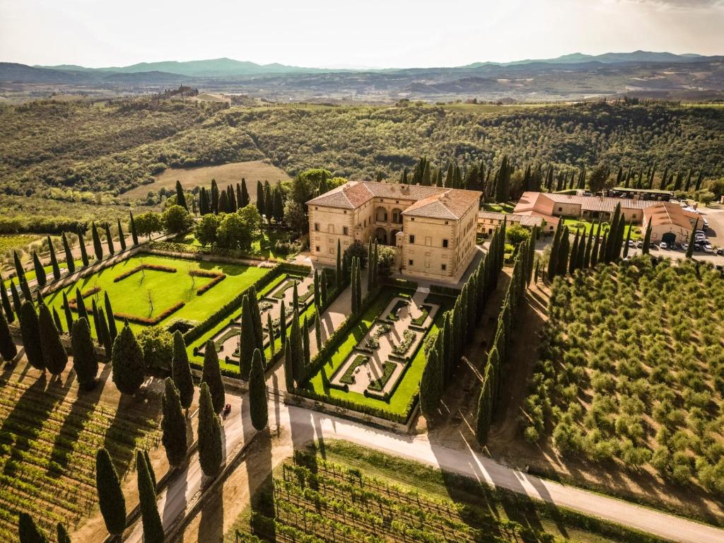 una vista aérea de una villa con jardín y árboles en Argiano Dimore Wine Relais, en Argiano