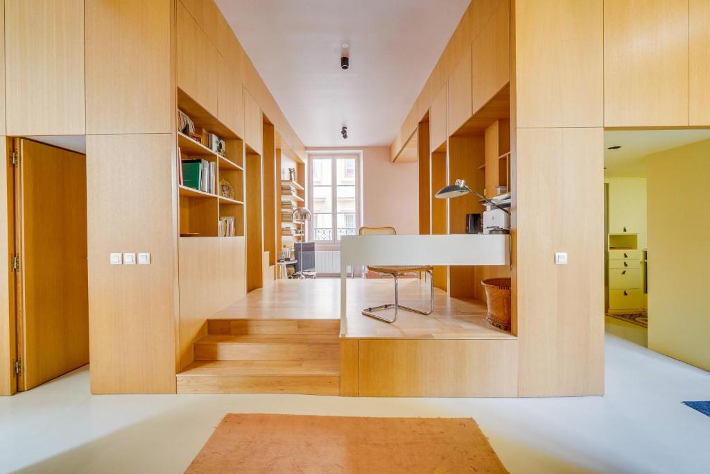 - une cuisine avec des placards en bois et une table dans une pièce dans l'établissement Le Kube - Hyper centre de Bordeaux, à Bordeaux