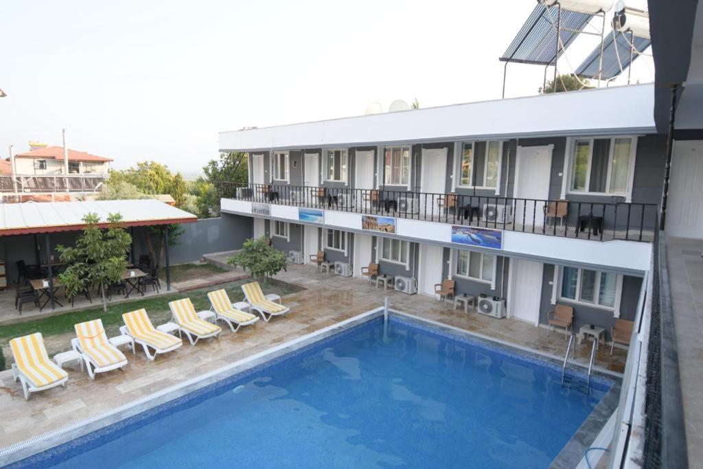 vista para um hotel com piscina em GREEN GARDEN ALLGAU HOTEL em Pamukkale