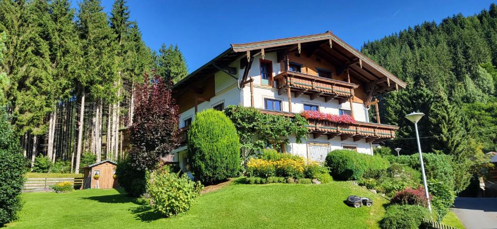 Una casa grande con un jardín enfrente. en Am Waldrand 252, en Neukirchen am Großvenediger