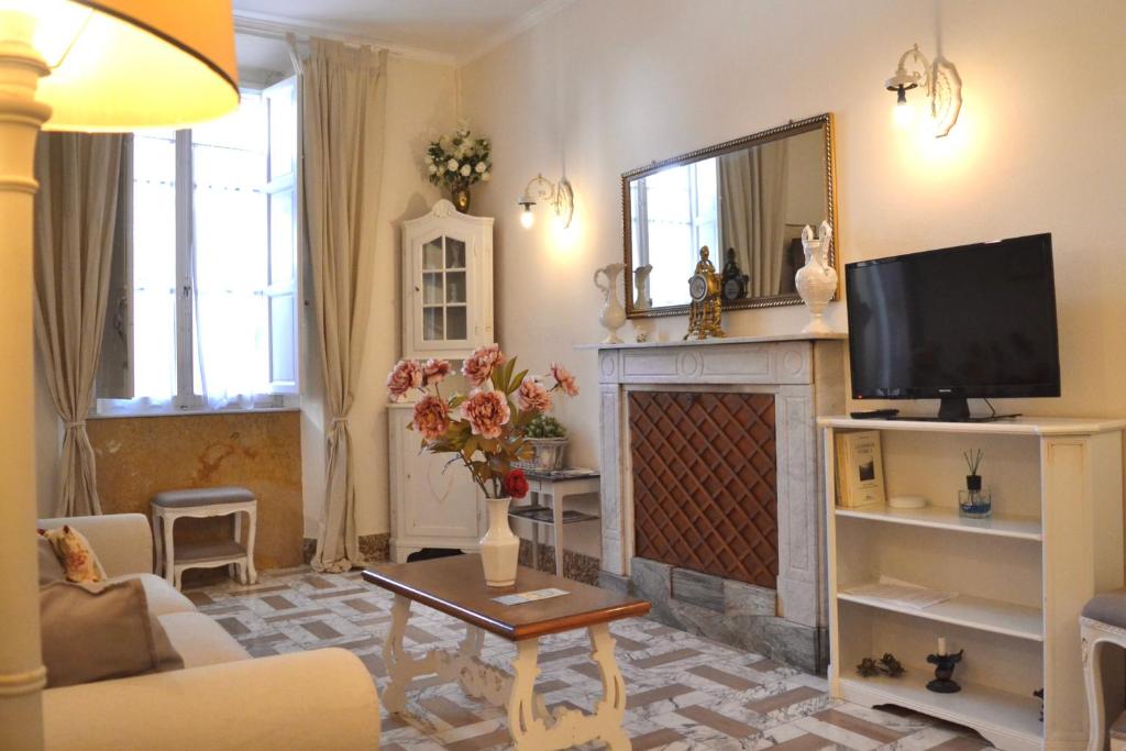 TV a/nebo společenská místnost v ubytování NEW! Appartamento “tra il marmo e il mare” NEW!