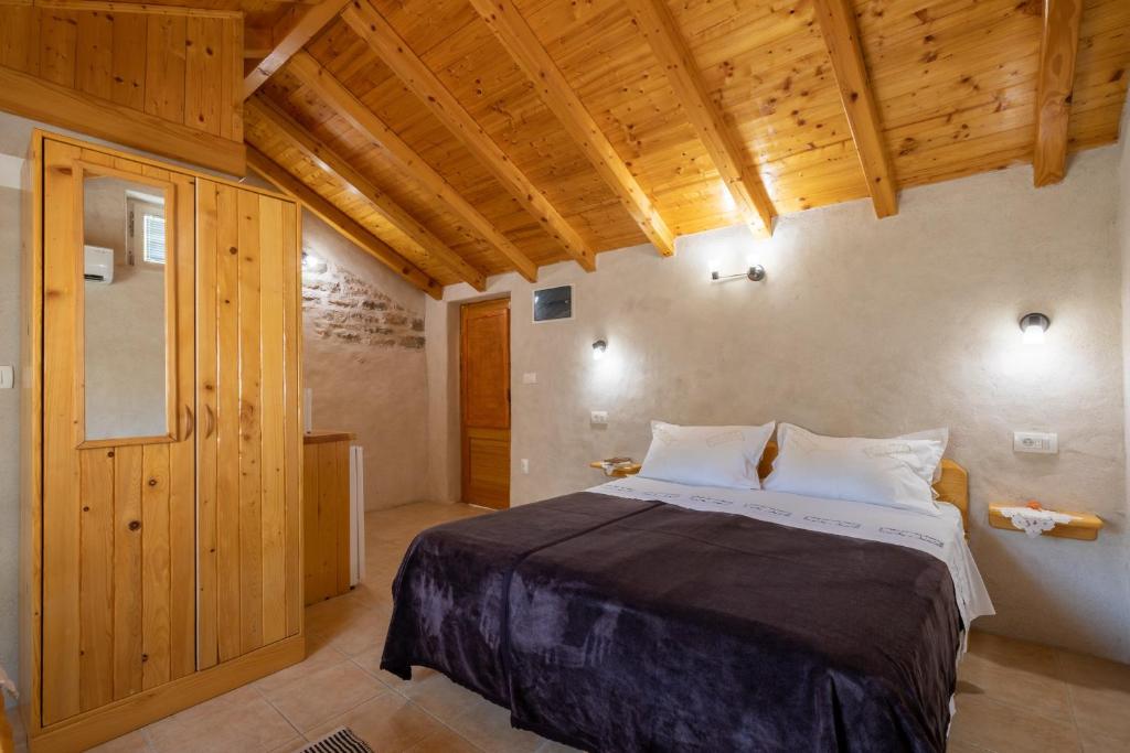 Кровать или кровати в номере Stone House Harmony