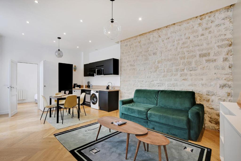 - un salon avec un canapé vert et une table dans l'établissement Central and renovated apartment heart of Paris !, à Paris