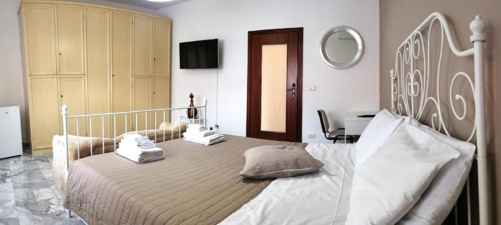 - une chambre avec un grand lit dans l'établissement CASA VACANZE - Il Profumo del Mare, à Portici