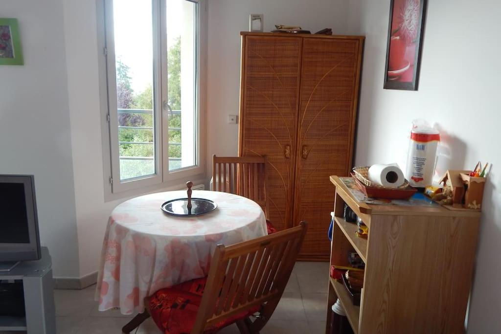 Cette chambre comprend une table avec une chaise et une fenêtre. dans l'établissement Vercors Source, à Villard-de-Lans