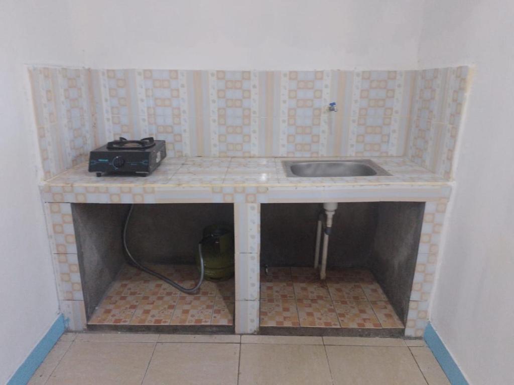 - une cuisine équipée d'un évier et d'une caméra dans l'établissement Batubutir homestay, à Midang