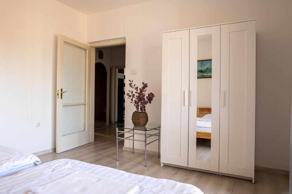 Łóżko lub łóżka w pokoju w obiekcie Barát Vendégház - Cosy Guesthouse - Teljes ház privát udvarral - 4 szoba, 2 fürdő