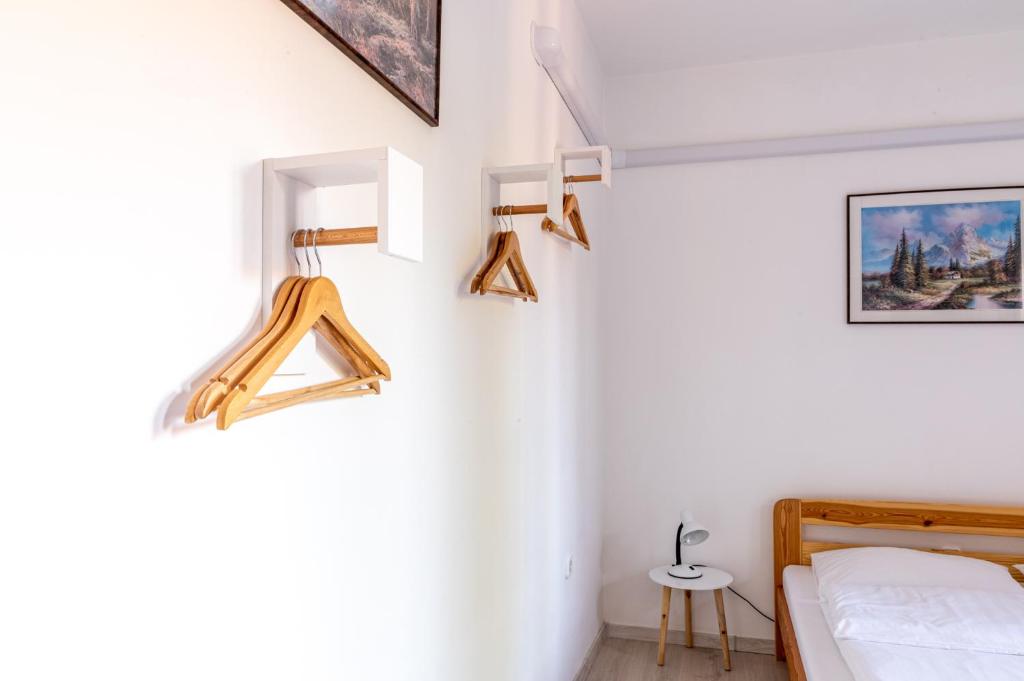 Łóżko lub łóżka w pokoju w obiekcie Barát Vendégház - Cosy Guesthouse - Teljes ház privát udvarral - 4 szoba, 2 fürdő