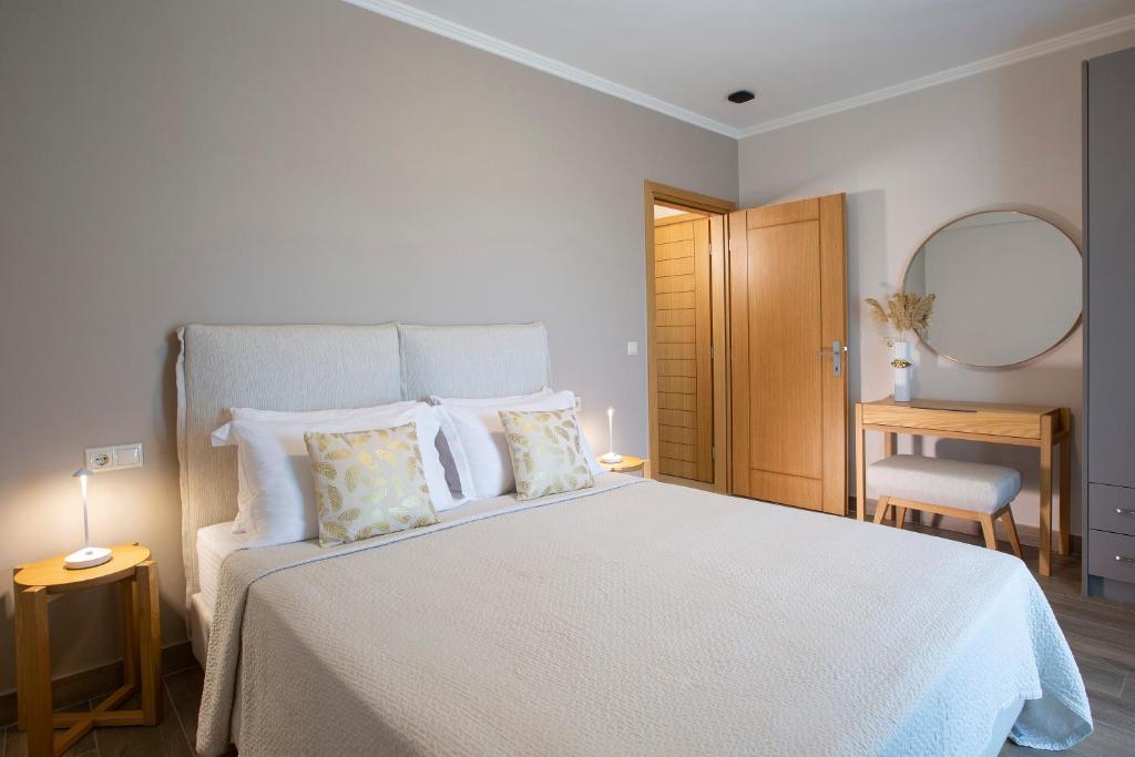 Letto o letti in una camera di Zisis Suites
