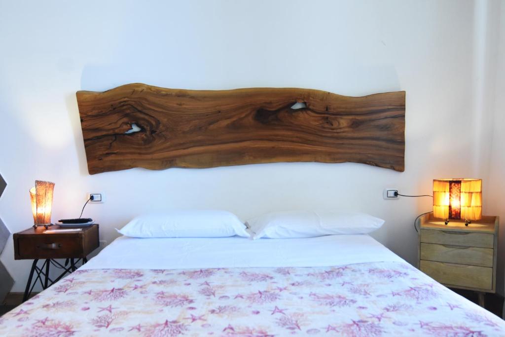 um quarto com uma cama e uma grande cabeceira em madeira em Sunrise Luxury em Nápoles