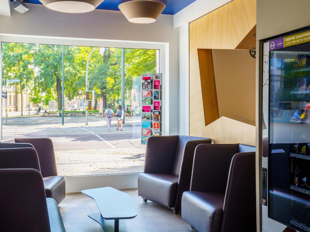 TV a/nebo společenská místnost v ubytování B&B HOTEL Magdeburg-City