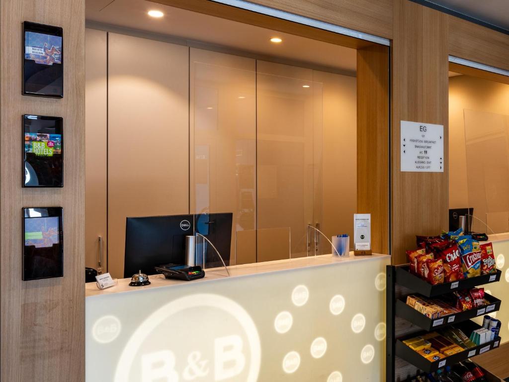 TV a/nebo společenská místnost v ubytování B&B HOTEL Magdeburg-City