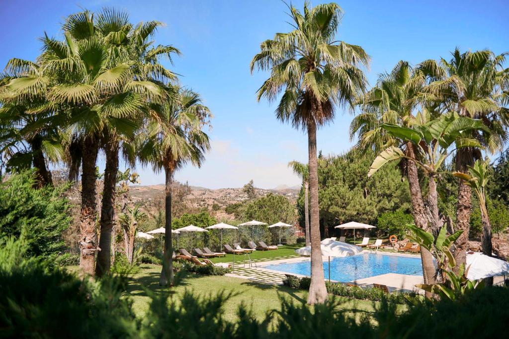 Bazén v ubytovaní B bou Hotel La Viñuela & Spa alebo v jeho blízkosti