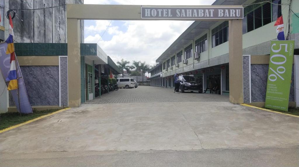 an empty street with a sign that reads hotel sandwich band at Hotel sahabat baru in Singkawang