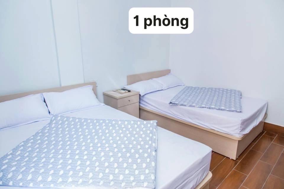 Postel nebo postele na pokoji v ubytování Nhà nghỉ Đức Trọng