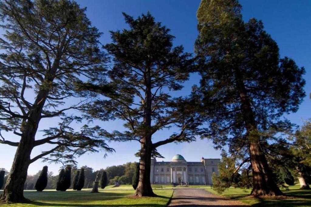 Um jardim no exterior de Maldron Hotel Portlaoise