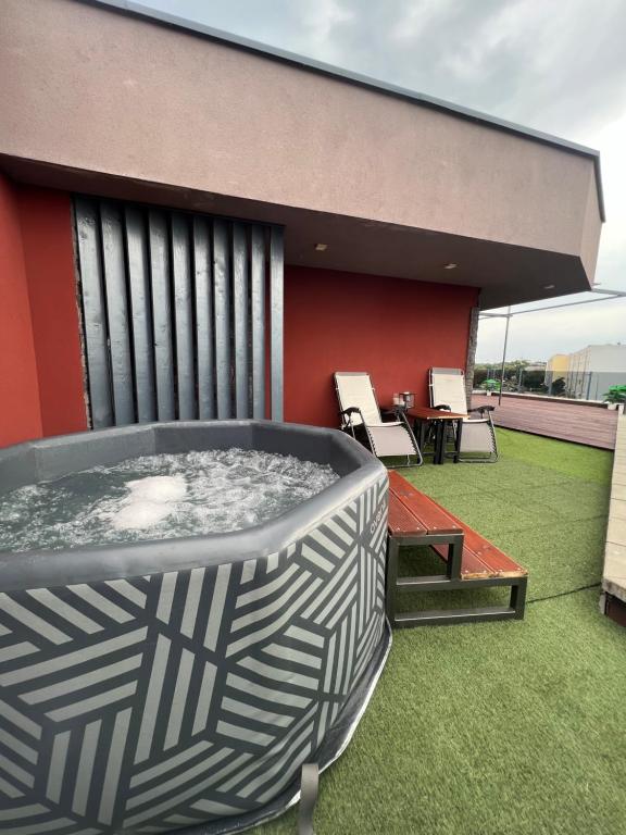 Cyan 4 Bedroom Penthouse with panoramic views, roof terrace and pool