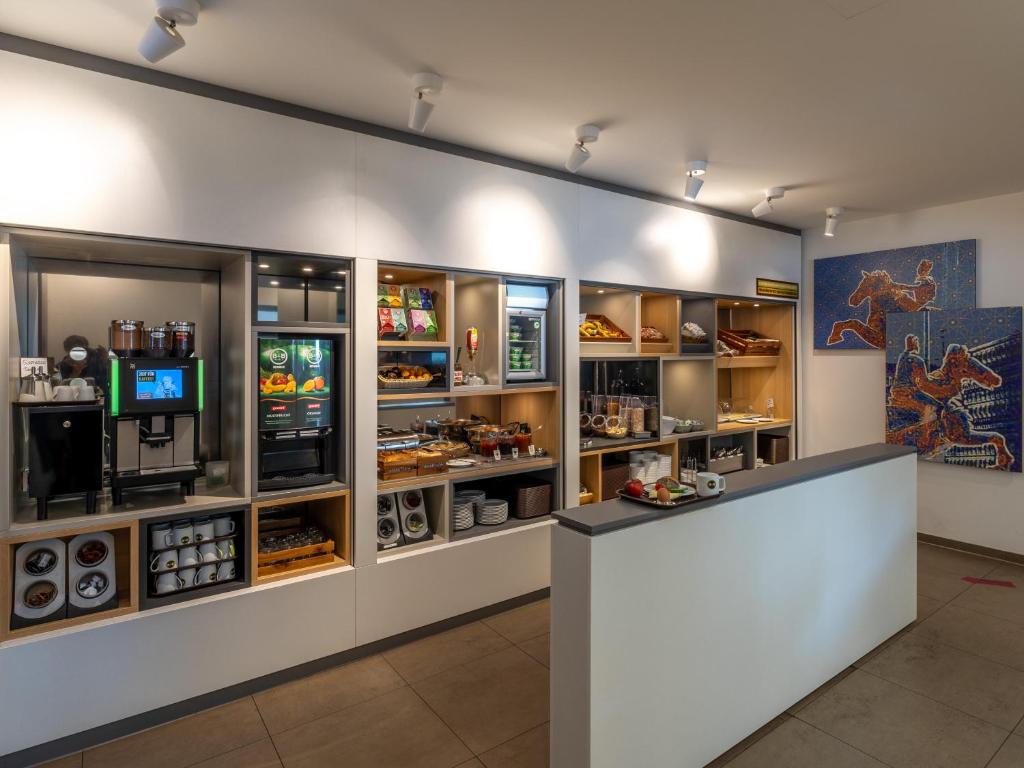 Příslušenství pro přípravu čaje a kávy v ubytování B&B HOTEL Magdeburg-City