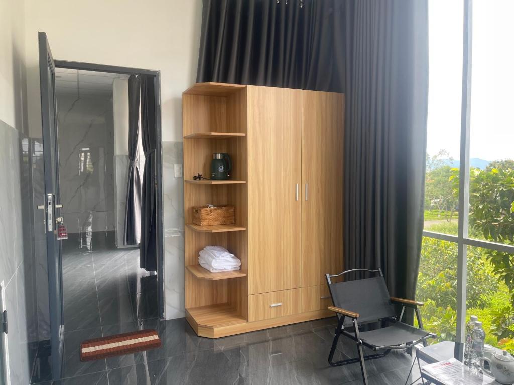 baño con ducha y armario de madera. en Ánh Mai Hotel, en Bao Loc