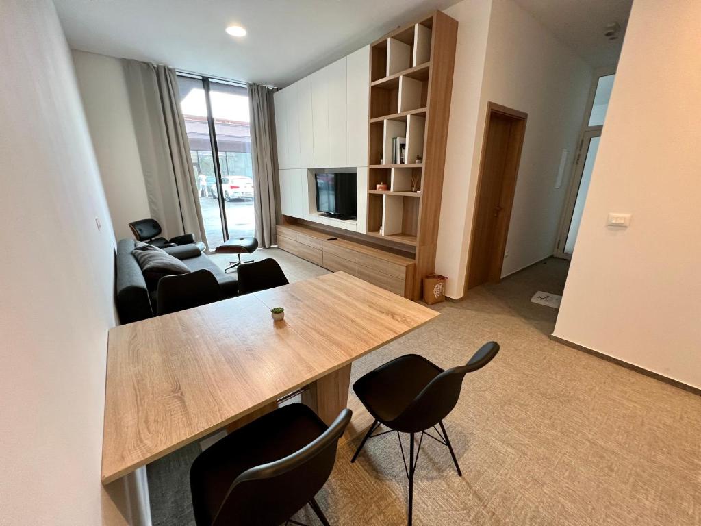 een woonkamer met een tafel en stoelen bij Diamant apartment pri sejmu MOS in Celje