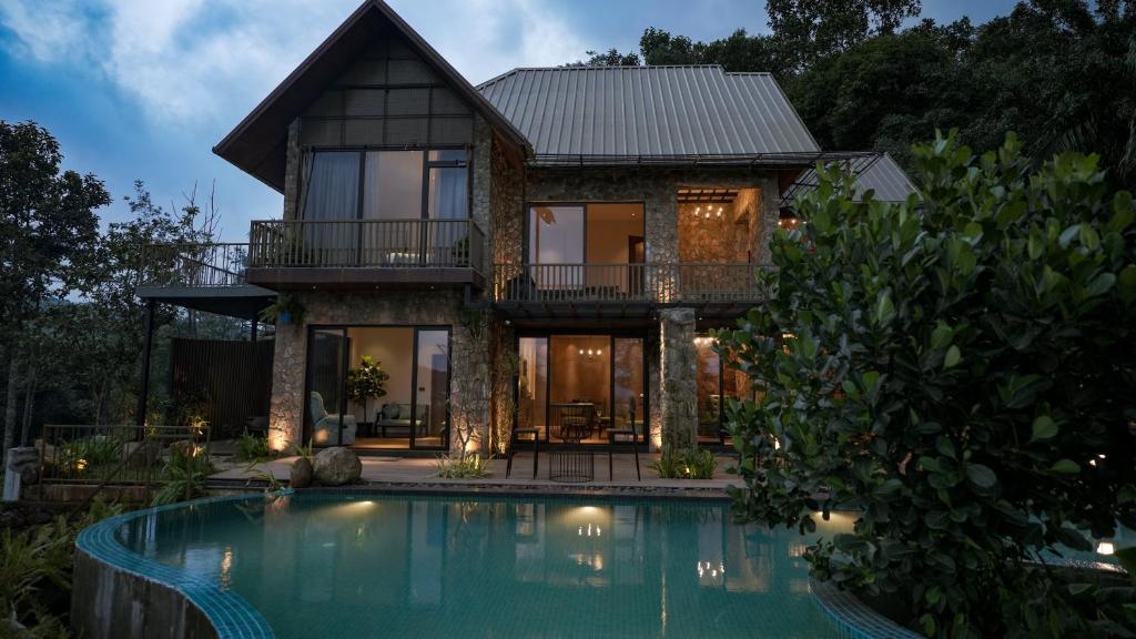 瓦戈曼的住宿－Tea & Tranquility，房屋前有游泳池的房子
