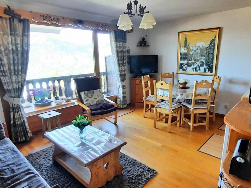 un salon avec un canapé et une table dans l'établissement Appartement cosy pour 6 pers. avec mezzanine à Crest-Voland, proche pistes et commerces - FR-1-733-137, à Crest-Voland