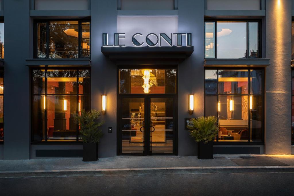 a building with a sign that reads life sonilli at Oceania Le Conti in Brest