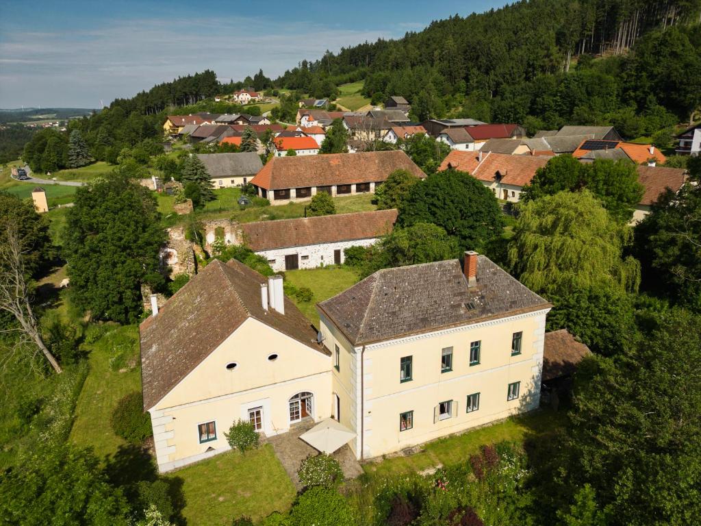 una vista aérea de una gran casa blanca en un pueblo en Landhaus im Waldviertel, en Zwettl