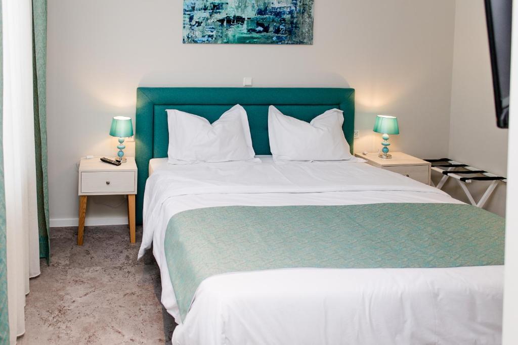 Postel nebo postele na pokoji v ubytování Aneton Garni Hotel
