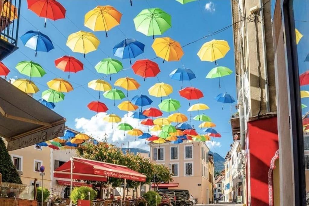 Ein Haufen bunter Regenschirme fliegt in die Luft in der Unterkunft Gap centre ville - joli studio in Gap