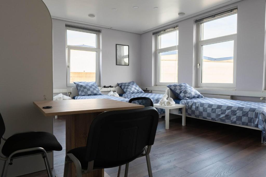 ein Wohnzimmer mit einem Bett, einem Sofa und Fenstern in der Unterkunft SKY Apartments Hannover in Hannover