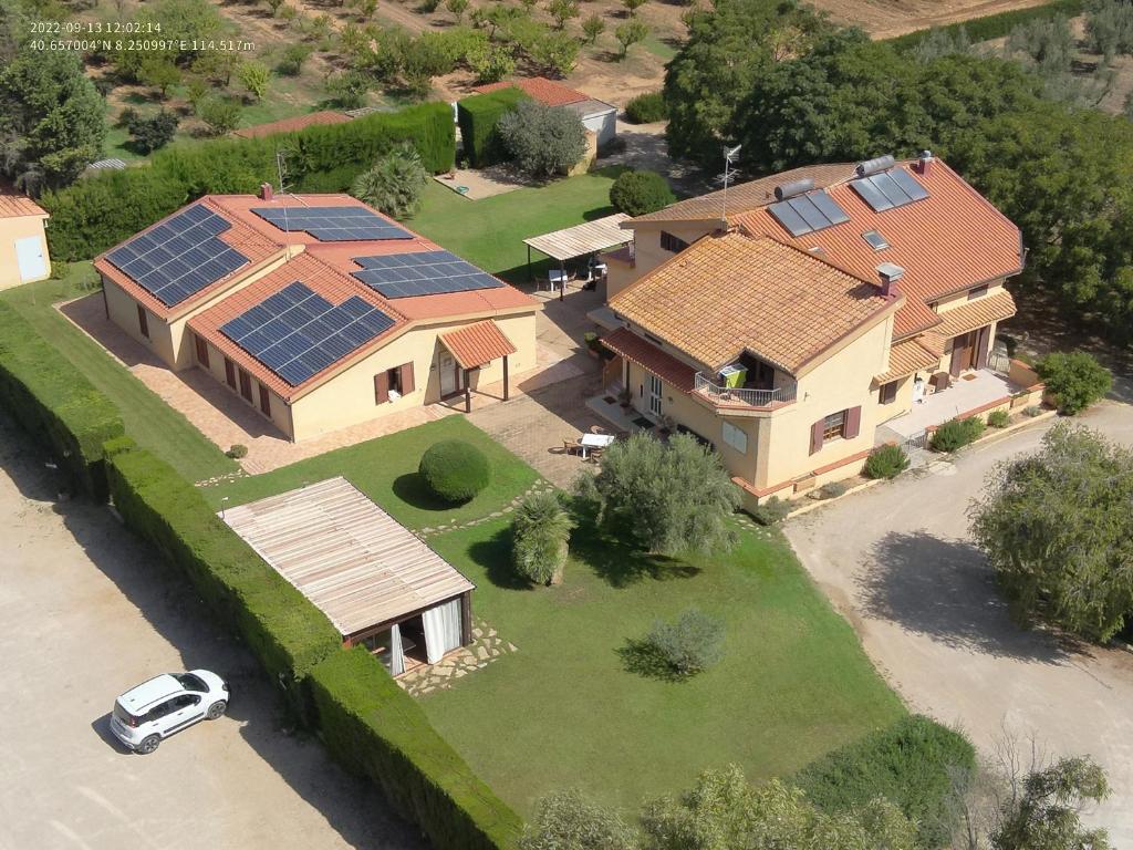 uma vista aérea de uma casa com painéis solares no telhado em Bonsai B&B Alghero em Santa Maria la Palma