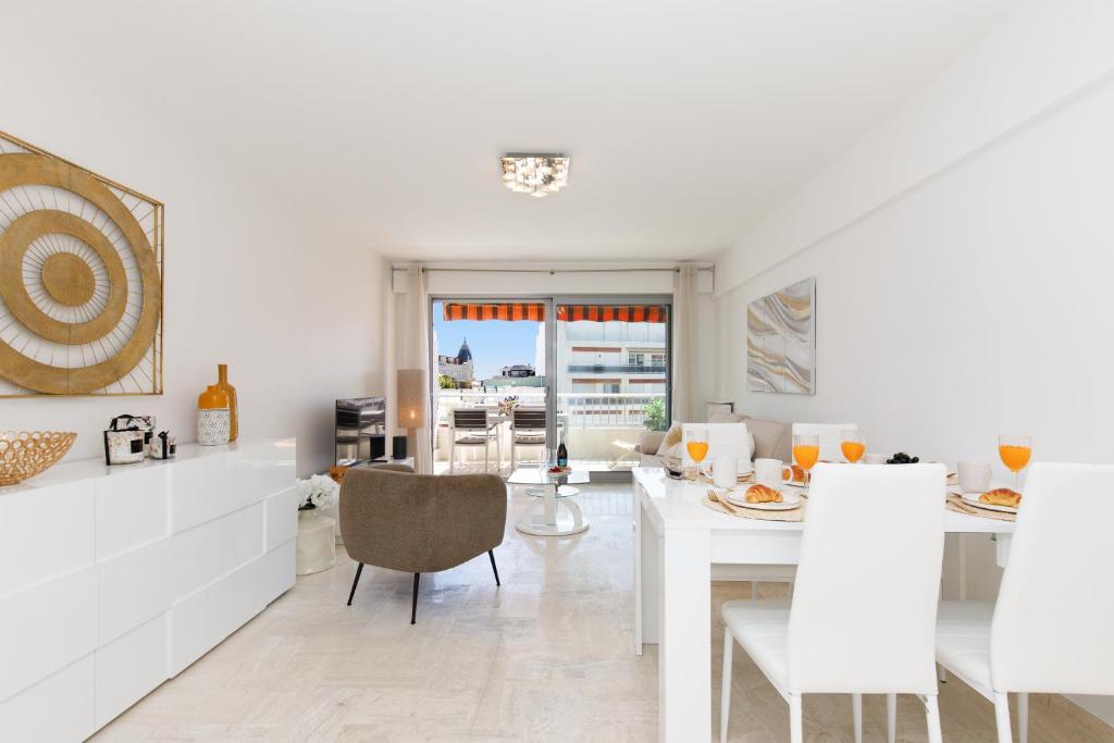 une cuisine et une salle à manger avec une table et des chaises dans l'établissement Royal Palm YourHostHelper, à Cannes