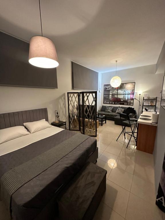 1 dormitorio con 1 cama y sala de estar en Elegant Escapes 5 en Athens