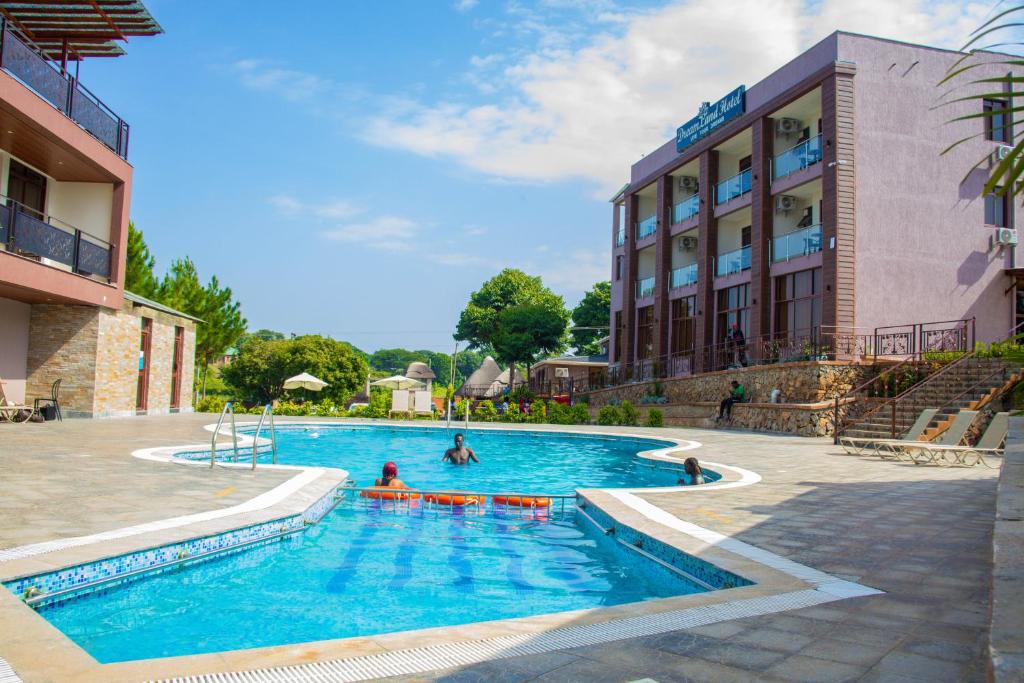 une piscine en face d'un bâtiment dans l'établissement Dreamland Hotel, à Arua