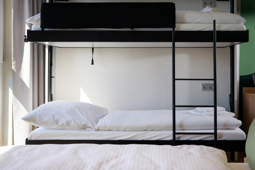 Postel nebo postele na pokoji v ubytování LyvInn Hotel Frankfurt
