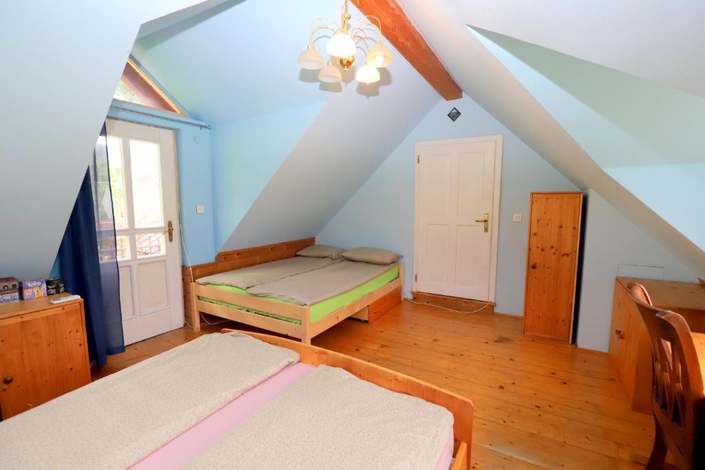 Postel nebo postele na pokoji v ubytování Homestay Vito by Lake