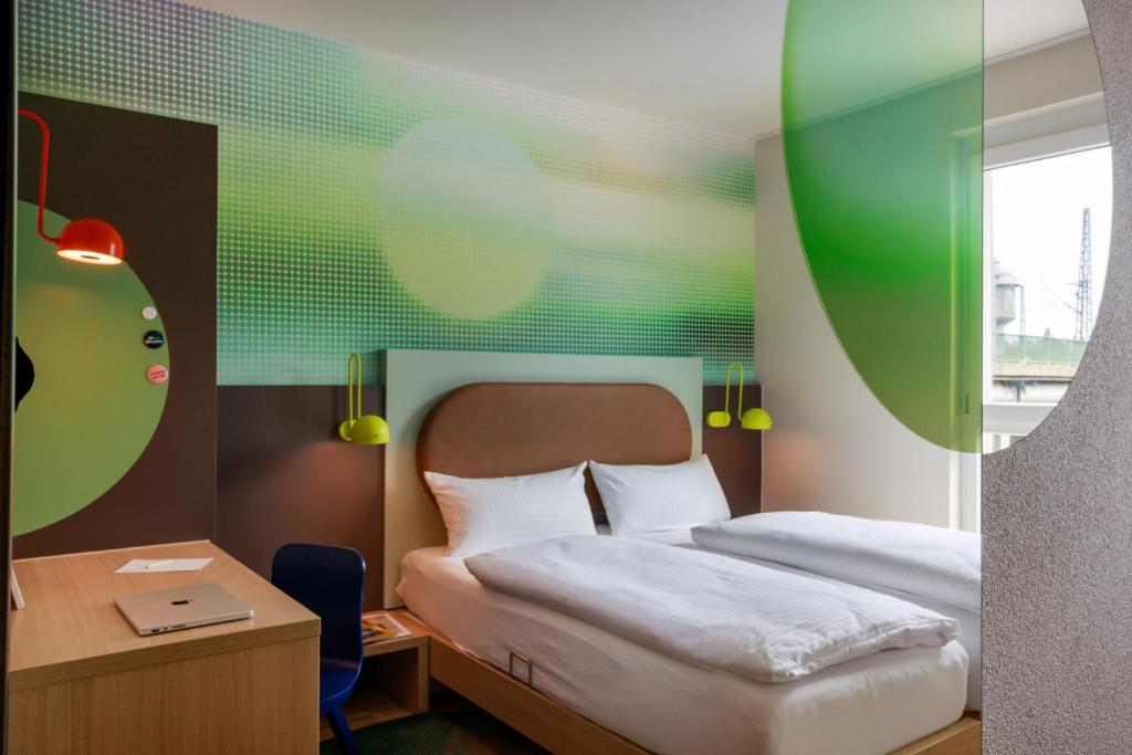 Postel nebo postele na pokoji v ubytování LyvInn Hotel Frankfurt