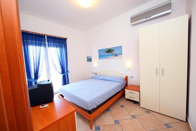 ein Schlafzimmer mit einem Bett, einer Kommode und einem TV in der Unterkunft Casa Vacanze Rosy " Nel Centro" in Palinuro