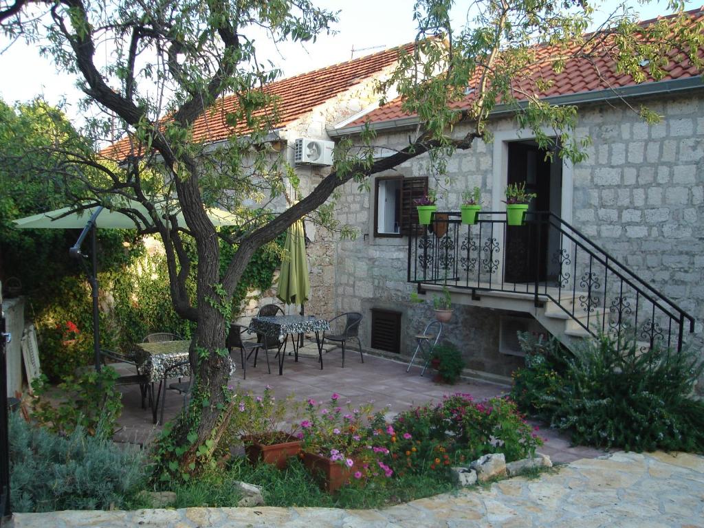 Το κτήριο όπου στεγάζεται  το διαμέρισμα