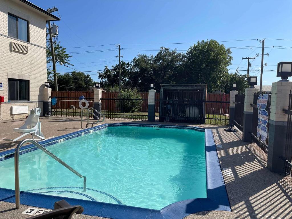una pequeña piscina con puerta abierta en Days Inn by Wyndham Dickinson TX, en Dickinson