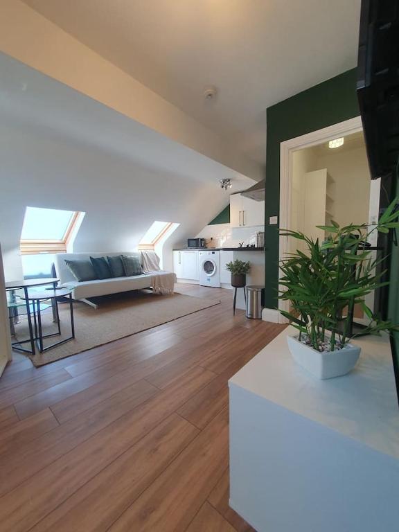 ワトフォードにあるLoft Apartment near Harry Potter Coachesのソファとテーブルのある広いリビングルーム