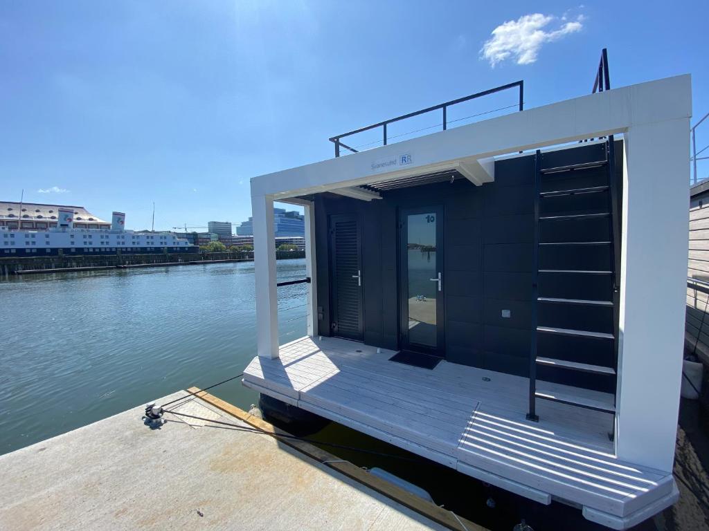 a small house on a dock on the water at SVANESUND - Hausboot im Herzen von Göteborg in Gothenburg