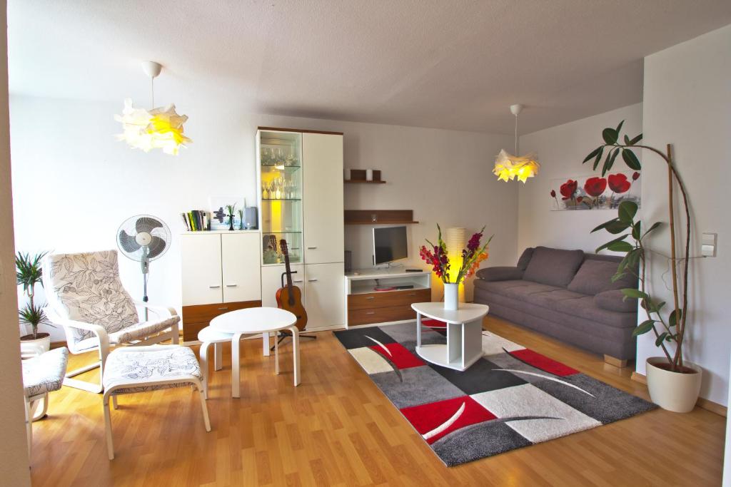 ein Wohnzimmer mit einem Sofa und einem Tisch in der Unterkunft Ferienwohnung KAKADU Apartment Dresden Laubegast WLAN TV Fahrrad in Dresden