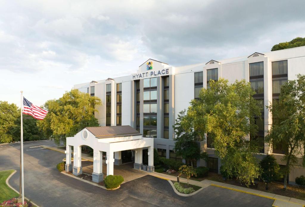 an image of the front of a hotel building at Hyatt Place Nashville Brentwood in Brentwood