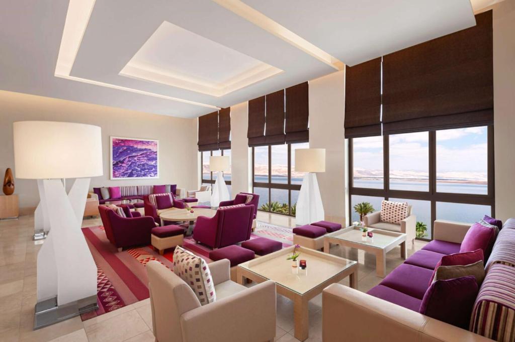 Posezení v ubytování Hilton Dead Sea Resort & Spa