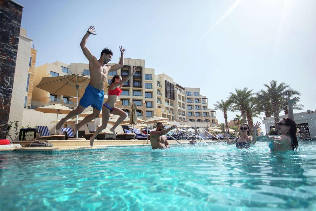 Bazén v ubytování Hilton Dead Sea Resort & Spa nebo v jeho okolí