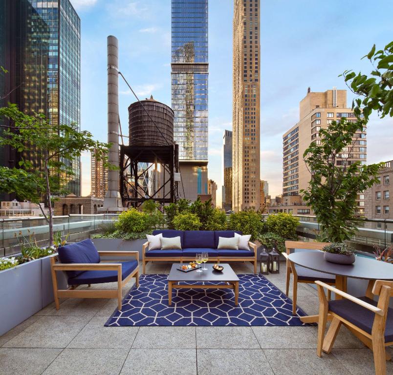 um pátio no último piso com mobiliário e vista para a cidade em Park Hyatt New York em Nova York