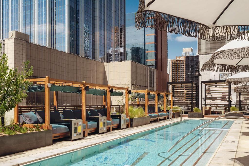 una piscina con vistas a la ciudad en Tommie Austin, JDV by Hyatt en Austin