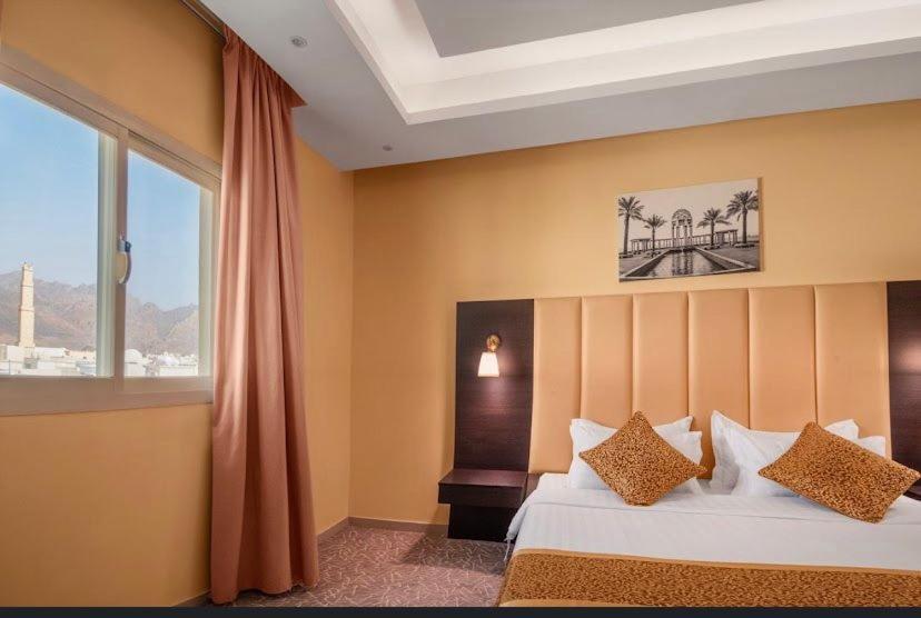 een hotelkamer met een bed en een raam bij سكناي صلاح الدين in Hail